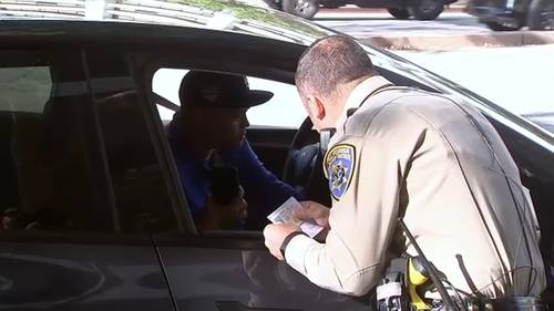 California termina programa para vehículos de aire limpio, como autos eléctricos; algunos conductores son multados