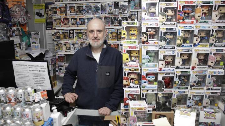 El Llano arranca la Navidad entre tiendas a medio gas y comercios que “van a tope”: un barrio dividido entre la calma y el empujón