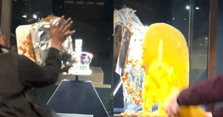 VIDEO: Lanzan comida a joyas de la Corona británica en la Torre de Londres; estaban expuestas en una vitrina