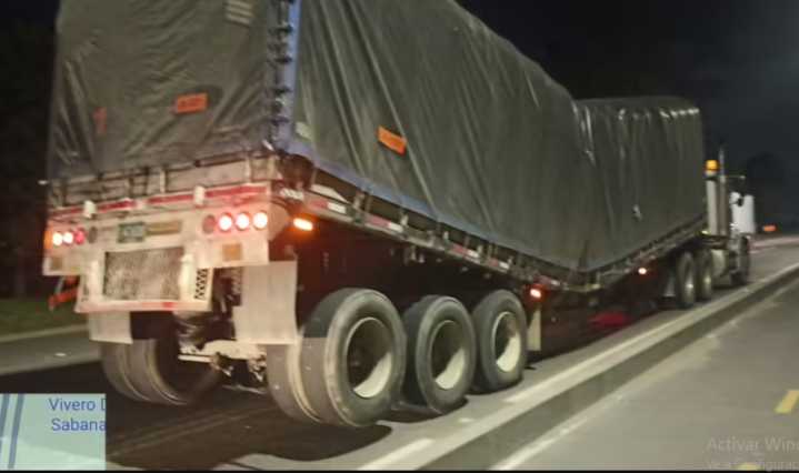 “Caravana de tractomulas para Indumil causa caos en Bogotá: un vehículo se partió y generó gran congestión en la Autopista Norte”