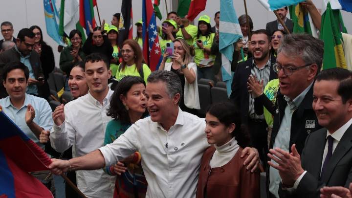 Con más de 1,5 millones de firmas, Aníbal Gaviria oficializó su candidatura presidencial ante la Registraduría Nacional