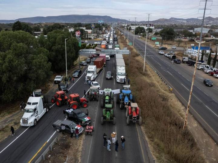 Campesinos mantienen bloqueos en carreteras de Zacatecas
