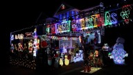 Espectacular decoración y luces navideñas en una casa inglesa