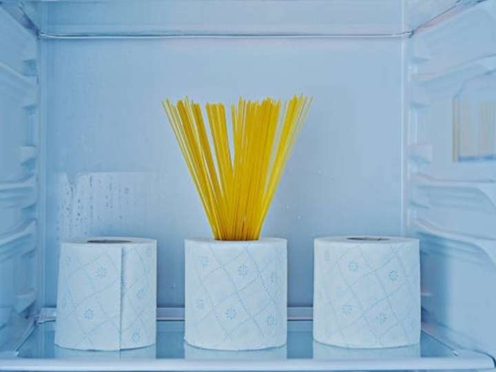 Para qué sirve poner un rollo de papel higiénico en la heladera