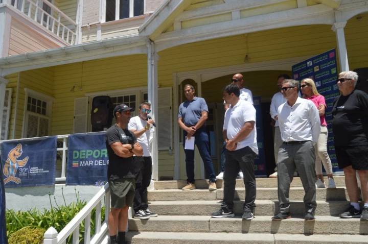 Aguas abiertas y triatlón en una mañana dedicada al deporte