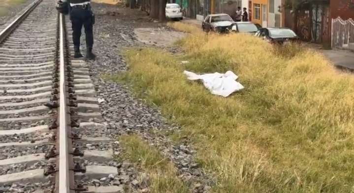 Hombre cruza las vías distraído en su teléfono celular y muere atropellado por el tren en La Huerta