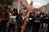 Vatican commission again votes against ordaining women as deacons