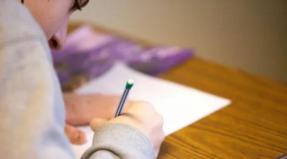 Abre la reinscripción para las Becas Gregorio Álvarez: requisitos y plazos