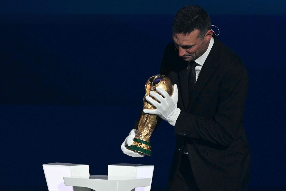 El momento en el que Scaloni entregó la Copa del Mundo durante el sorteo del Mundial 2026
