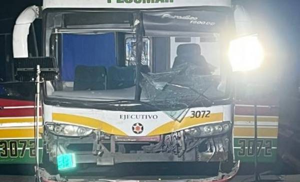 VIDEO.- Tres micros con hinchas de Estudiantes chocaron rumbo a Santiago del Estero: tres personas hospitalizadas