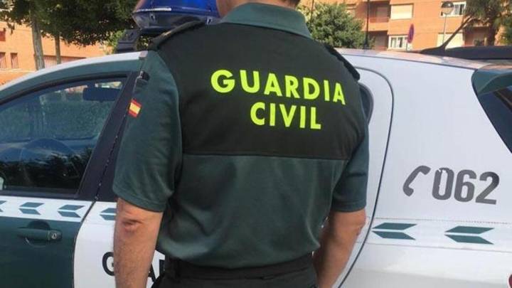 Un guardia civil se enfrenta a seis meses de cárcel por viajar a la Península mientras estaba de baja