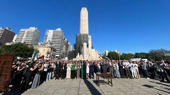 Javkin promulgó la autonomía municipal: "Un sueño de grandeza, un acto de necesidad"