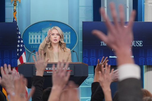 Casa Blanca dice que almirante ordenó 2do ataque contra lancha que supuestamente llevaba drogas