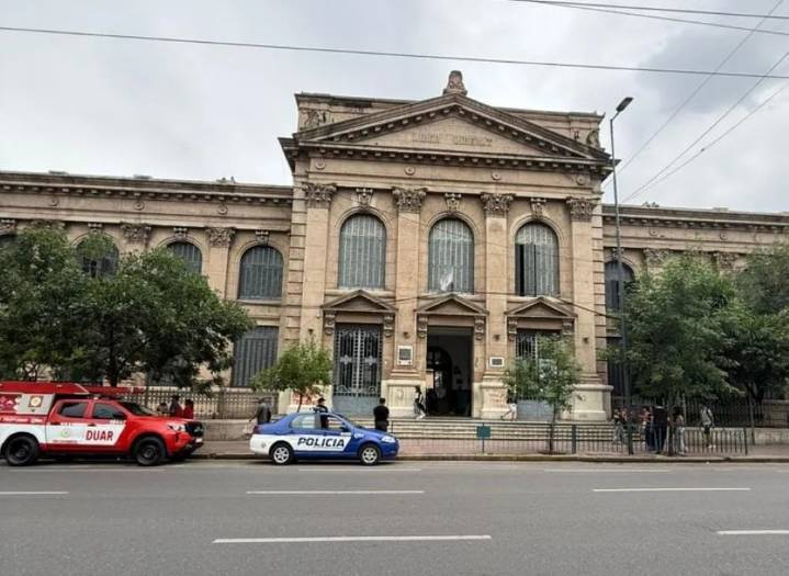 Córdoba: evacuaron a 300 alumnos en la Escuela Juan Bautista Alberdi por un derrame de ácido