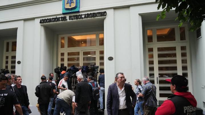 Police raid Argentine soccer clubs and AFA as part of investigation into alleged money laundering