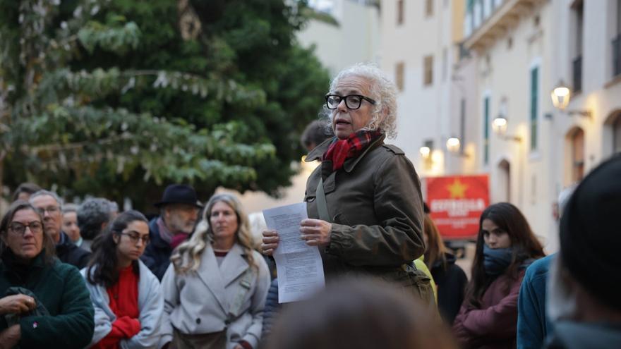 Más de 80 vecinos de la plaza Llorenç Villalonga se encadenan para impedir la tala de los bellasombra