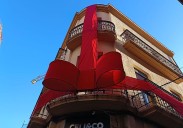 El enorme lazo rojo que convierte un edificio histórico en un regalo: así favorece Salamanca la estética navideña en sus calles