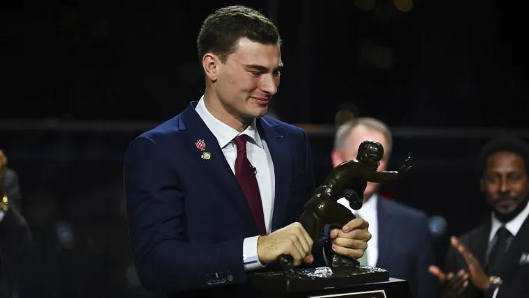 'You're my light': Fernando Mendoza dedicates Heisman Trophy win to his Mom