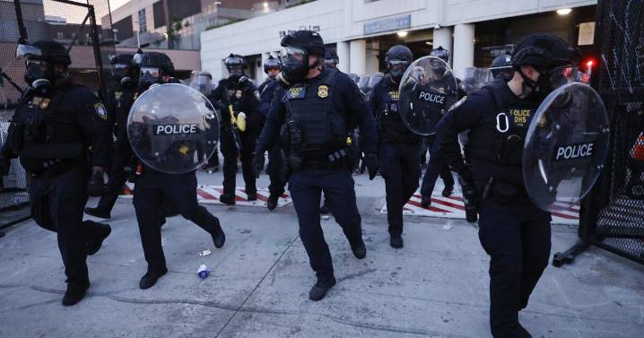 Effort to ban ICE agents from wearing masks moves forward in L.A. County