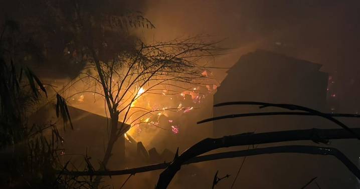 Incendio sin control arrasa asentamiento 12 de Octubre