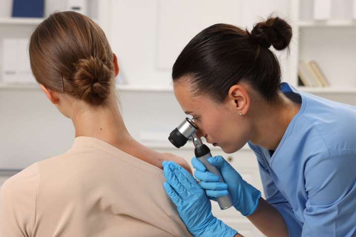 Radiación extrema en verano: Expertos llaman a reforzar la protección solar y la detección temprana del cáncer de piel