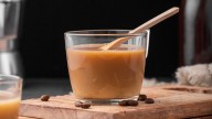 La receta más SENCILLA para preparar licor de crema irlandesa con sabor a café que te servirá en ocasiones especiales