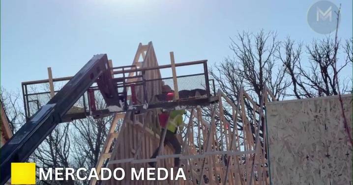 ICE agents surround Chanhassen construction site amid subzero temps; worker pulled from roof