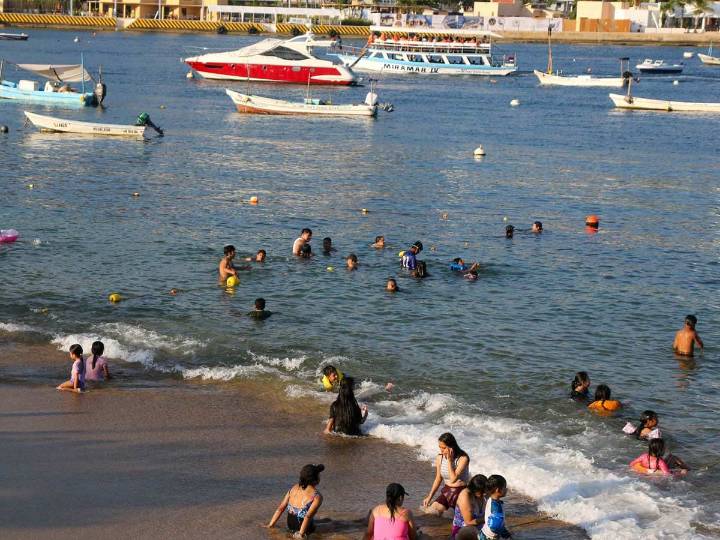 Mar arrastra a familia de Ecatepec en Acapulco; muere un hombre de 30 años