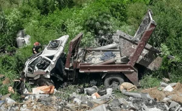 Un camión volcó dentro de una cantera en La Plata: dos heridos graves