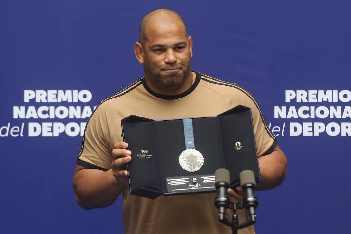 “Esto parecía imposible”: Yasmani Acosta recibe el Premio Nacional del Deporte 2024 y hace una petición al Presidente Boric