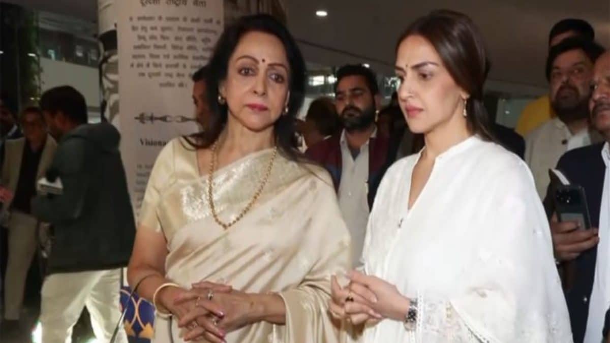 Hema Malini Pays Floral Tributes To Dharmendra, Attends Prayer Meet In Delhi With Esha Deol