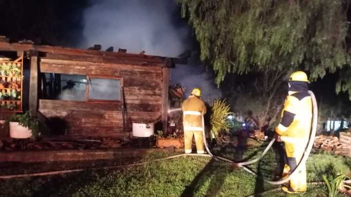 Colapsa Techo durante Incendio en una Casa Habitación de Zacatlán, Puebla