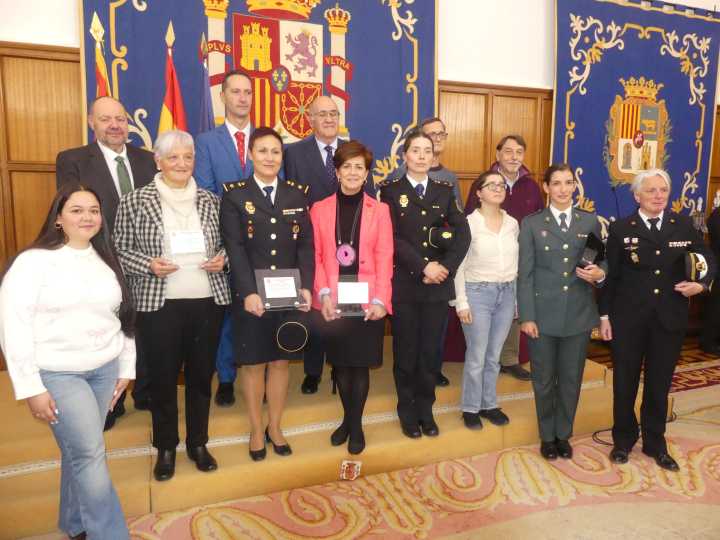 Entrega de distinciones y lectura de artículos de la Constitución (Video)