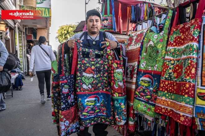 Calles de Tijuana se llenan de artículos navideños en arranque de temporada decembrina 