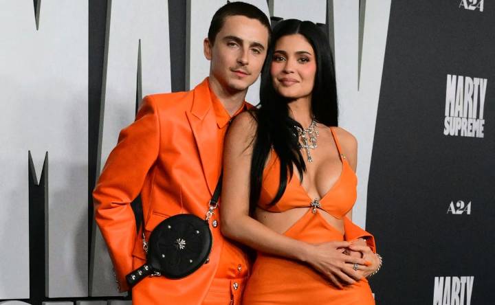 FOTOS: Timothée Chalamet y Kylie Jenner acaparan estreno de película enfundados en un naranja pasión