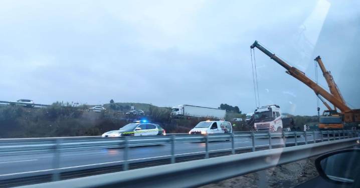 El vuelco de un camión ocasiona retenciones kilométricas en la A-92 en el arranque de la operación salida de Granada
