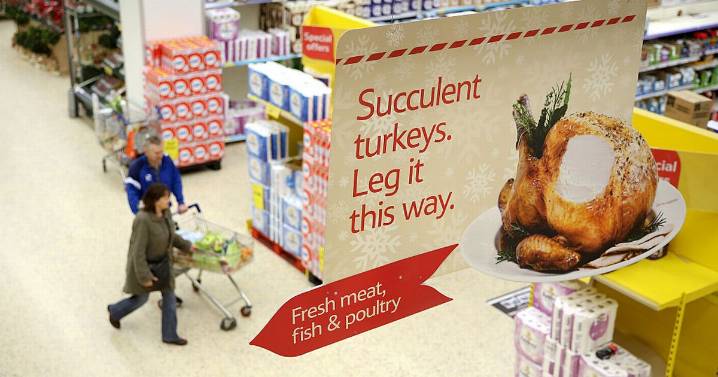 UK supermarkets set '10pm to 11.59pm' December deadline in food update