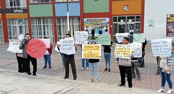 Padres protestan en el colegio Alfonso Ugarte, en San Isidro
