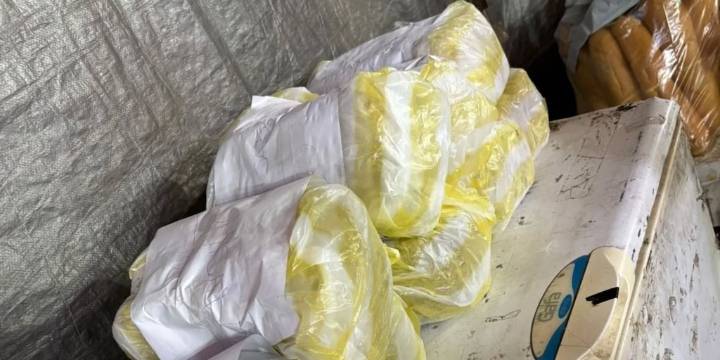 Desbarataron el puesto de un tucumano que intentó vender sándwiches con milanesas hechas de papel higiénico y cartón