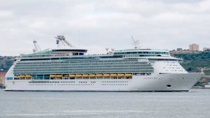 Pasajero de crucero fallece luego de que le sirvieran “por lo menos” 33 tragos: Familia está demandando a Royal Caribbean