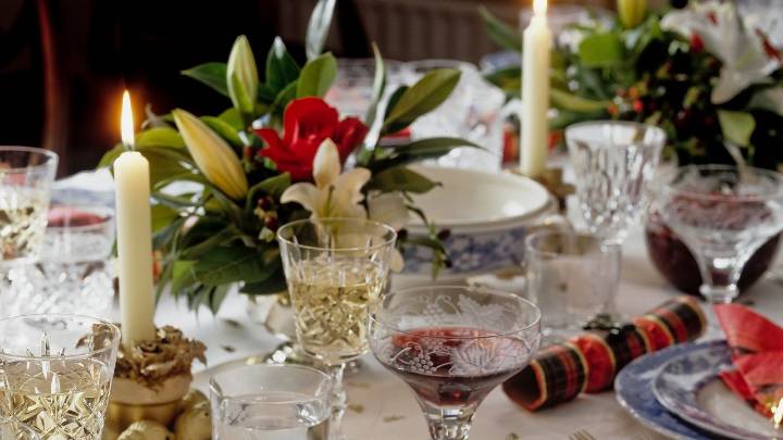 23 Ideas for Setting a Stunning Holiday Table Using Vintage Finds