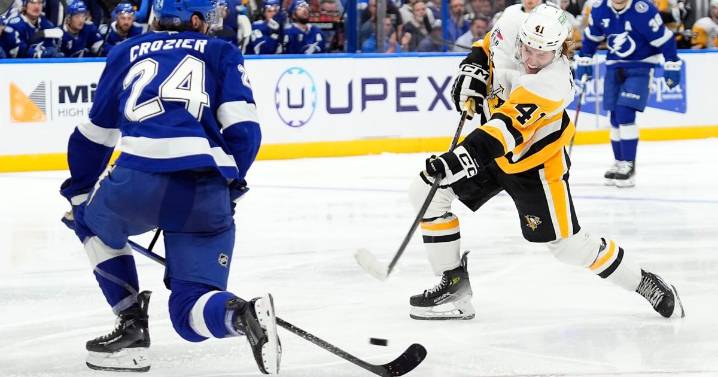 Malkin scores twice as Penguins edge Lightning 4