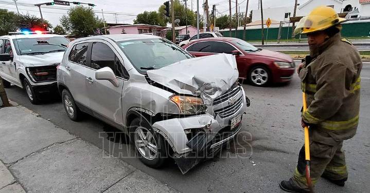 Joven ignora luz roja y provoca choque en Nuevo Laredo