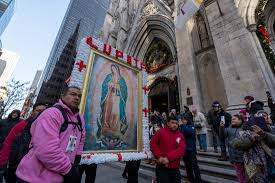 MEXICANOS DESAFÍAN EL FRÍO Y EL TEMOR A REDADAS PARA HONRAR A LA VIRGEN DE GUADALUPE EN NUEVA YORK