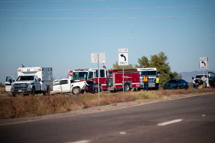 3 injured in 2-vehicle crash on 347, Papago