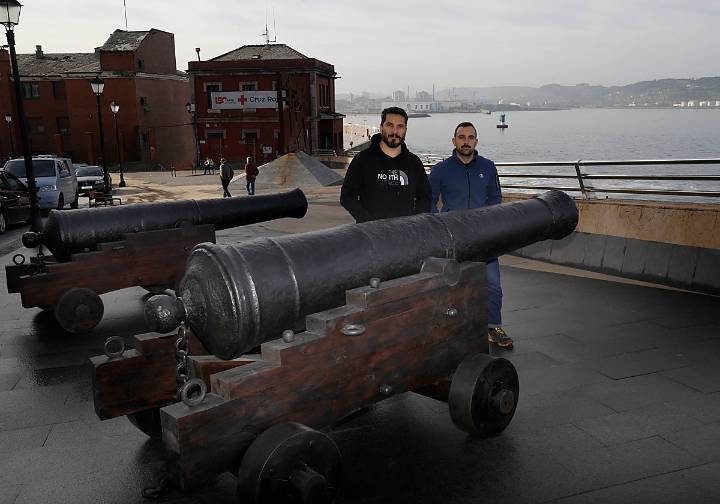 Gijón recupera los cañones de Cimavilla y el dedo de la 'Lloca del Rinconín'