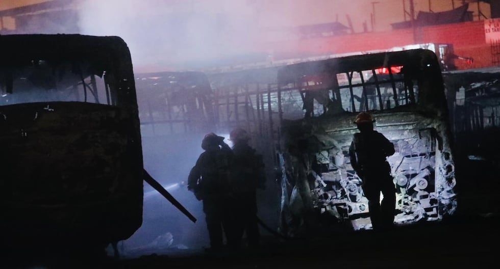 Incendio en cochera de Ate calcina 18 buses de transporte público (FOTOS)