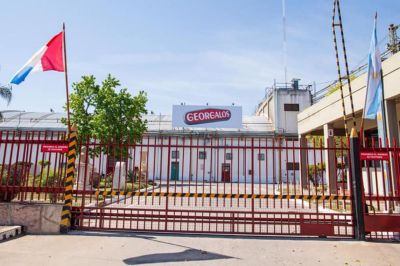 Denuncian 600 suspensiones en la planta de Georgalos: Son por 15 días y en tandas de 80 trabajadores