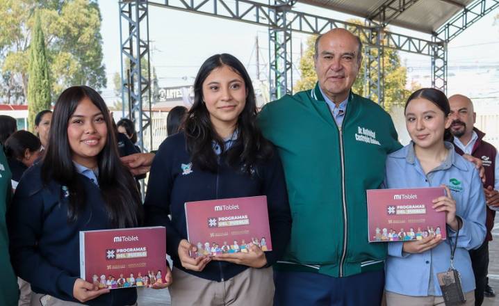 Natividad Castrejón entrega tabletas a estudiantes del Conalep Tulancingo
