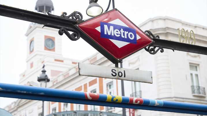 Detenido un hombre tras empujar y patear a una anciana en la línea 1 de Metro de Madrid, en la estación de Sol